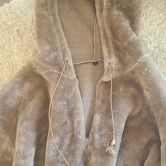 Hooded Pullover - Picture 5 of 9